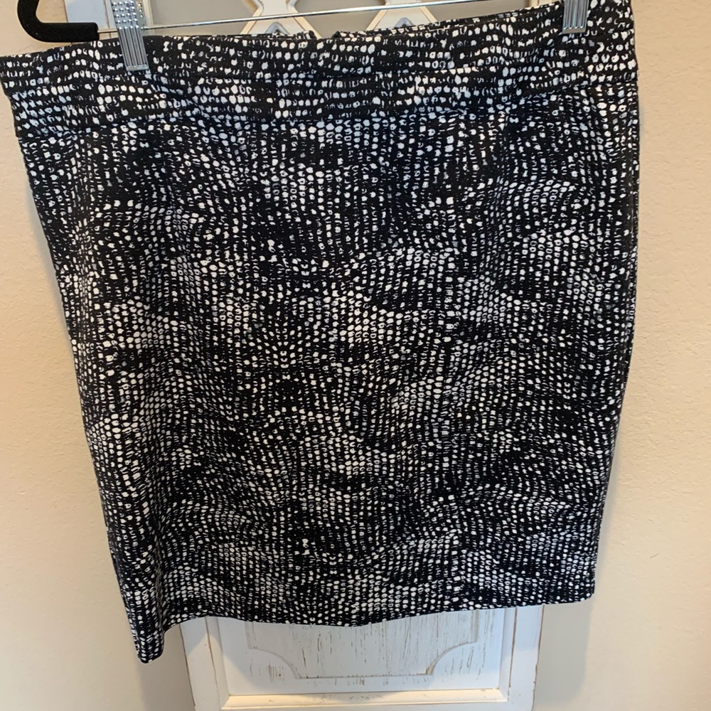 Black and white back zip skirt